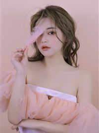 绝色倾城美女香肩半露紧致锁骨香肩迷人写真